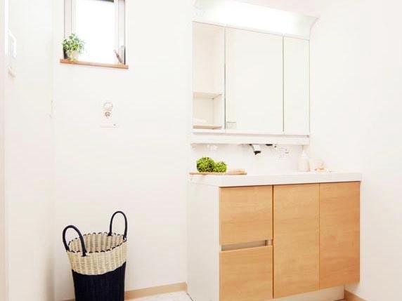 Wash basin, toilet. Spacious wash room that can be dressed comfortably.  [Other construction site]