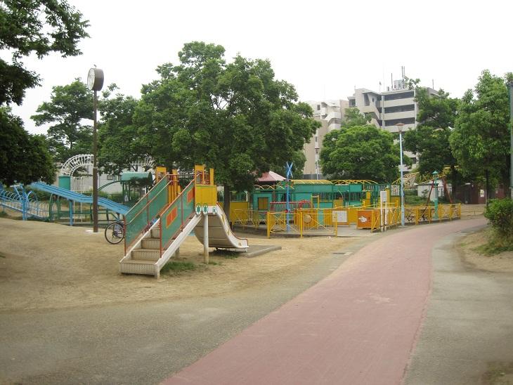 park. Nagayoshideto 10-minute walk from the 785m Nagayoshideto park to the park