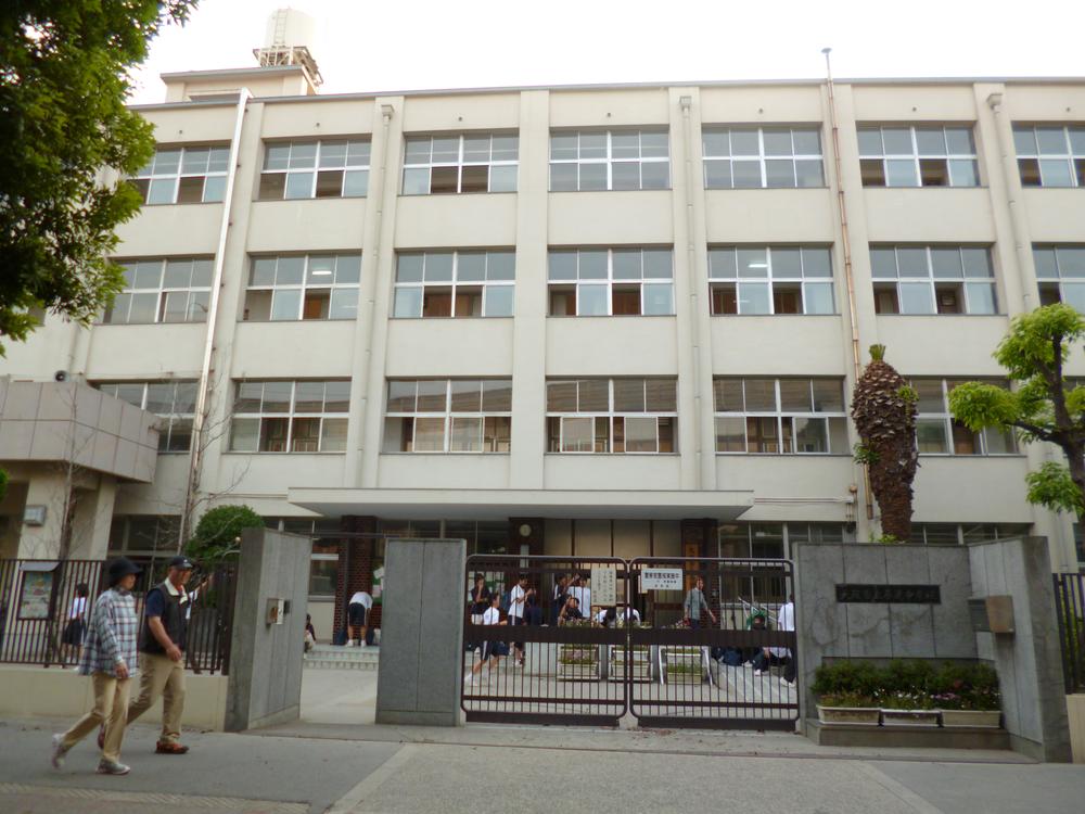 Junior high school. Osaka Municipal Kire 11-minute walk from the 824m Osaka Municipal Kire junior high school until junior high school