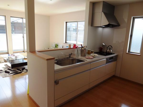 Kitchen. Counter kitchen with a feeling of opening ・ Housing wealth