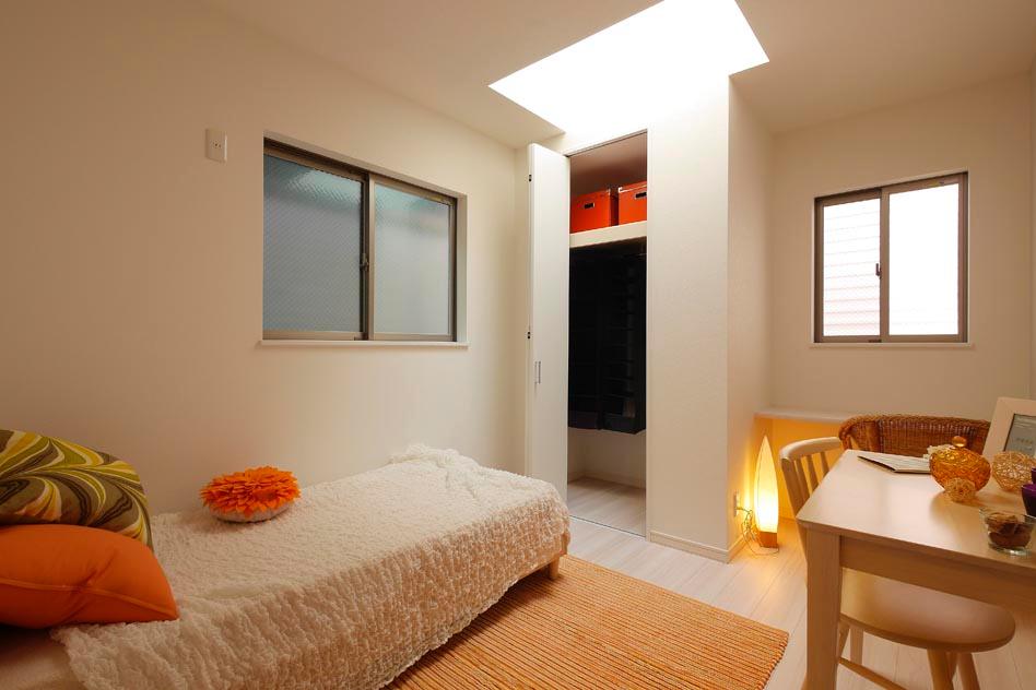 Non-living room.  [Local model house room] Lighting is good, Wallpaper also has a bright impression the entire room with a bright thing