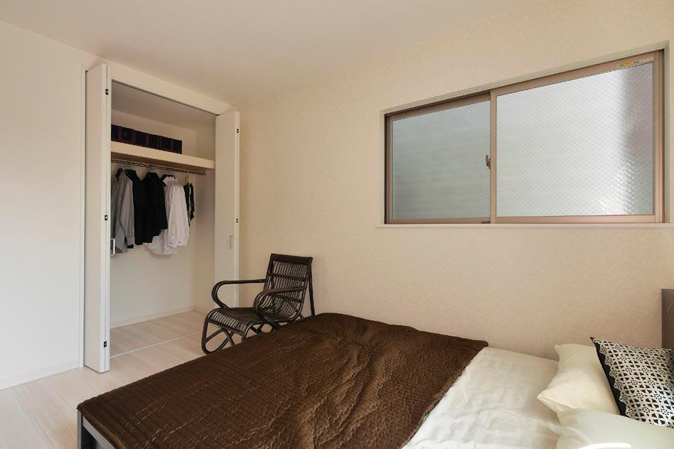 Non-living room.  [Local model house room] Because we are facing the veranda, Pat awakening of lighting and ventilation is also good morning ☆