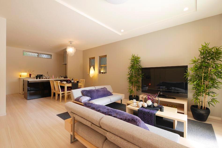 Living.  [Local model house living] Dining from face-to-face kitchen, You can enjoy the great feeling of freedom precisely because is connected to the living room ☆