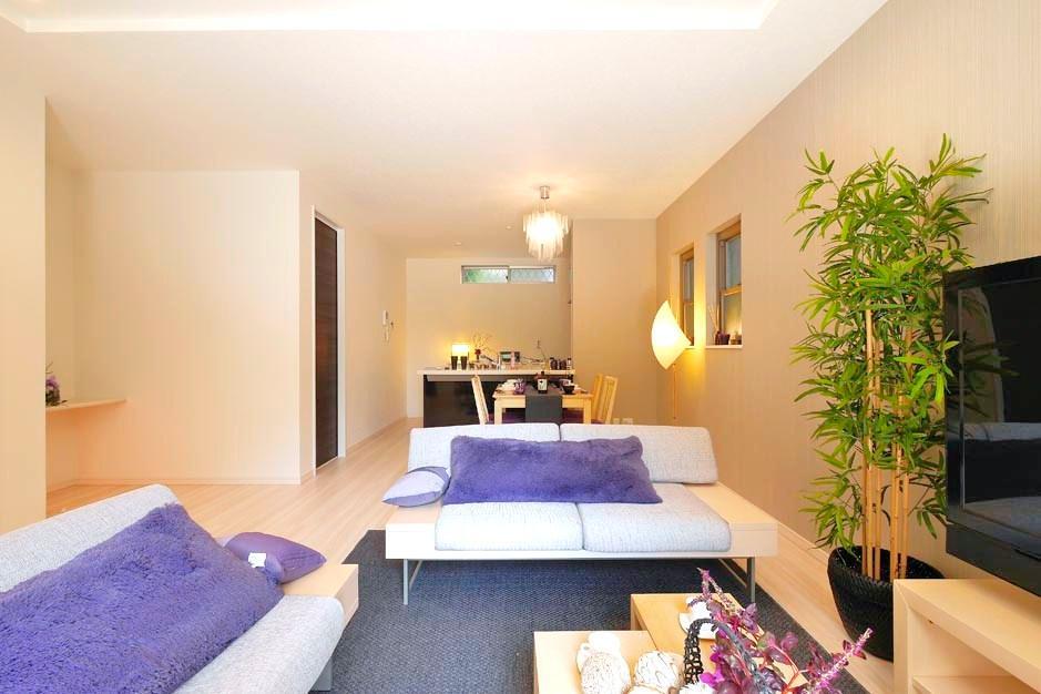 Living.  [Local model house living] LDK from the large windows drenched with plenty of light! To accent the fixtures furniture and indirect lighting ☆ Produce a stylish space that can be precisely because designer house!