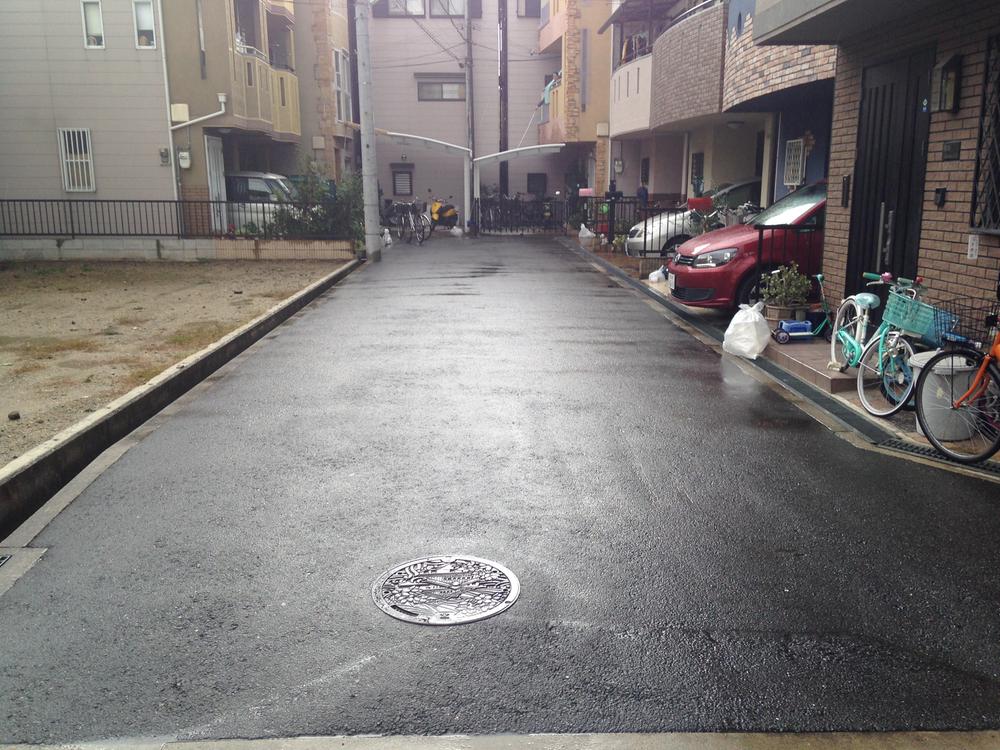 Local photos, including front road. Spacious front road