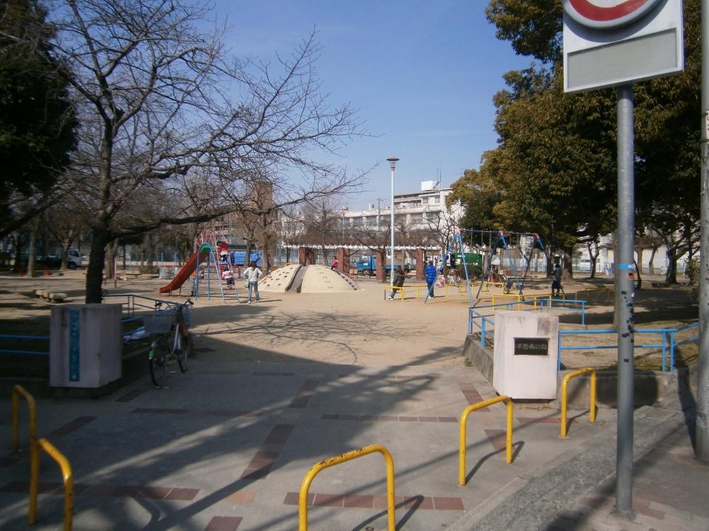 park. To There is also park near. During the day, please use as a place of information exchange of walks and wife.