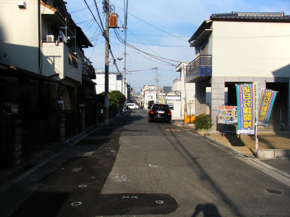 Local photos, including front road. Also not good wife of the driver in front of road 6m, You can Easy parking.