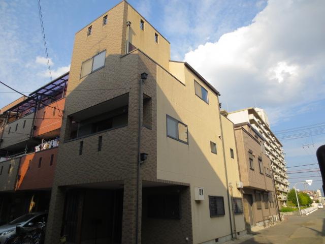 Local appearance photo. Day is good per southwest corner lot