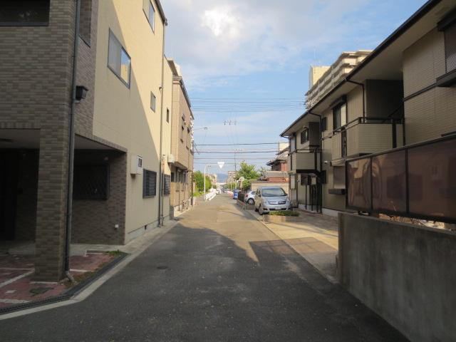 Local photos, including front road. South 6m road