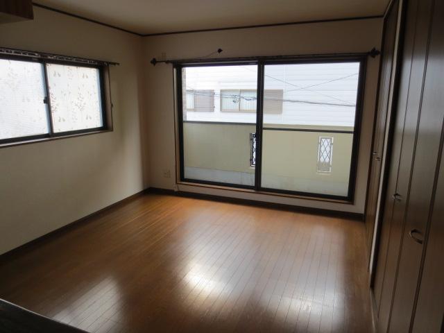 Living. Bright living room with two faces lighting