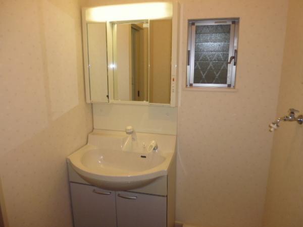 Wash basin, toilet. Shampoo dresser.