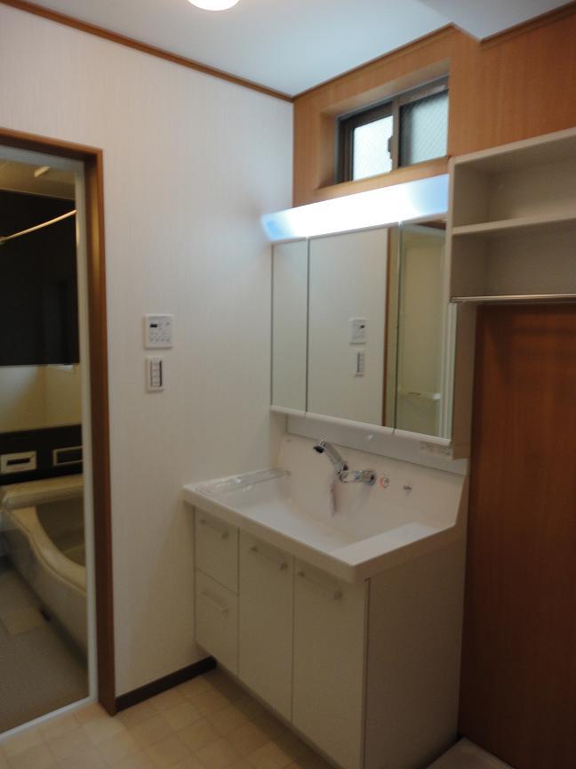 Wash basin, toilet. Image Photos