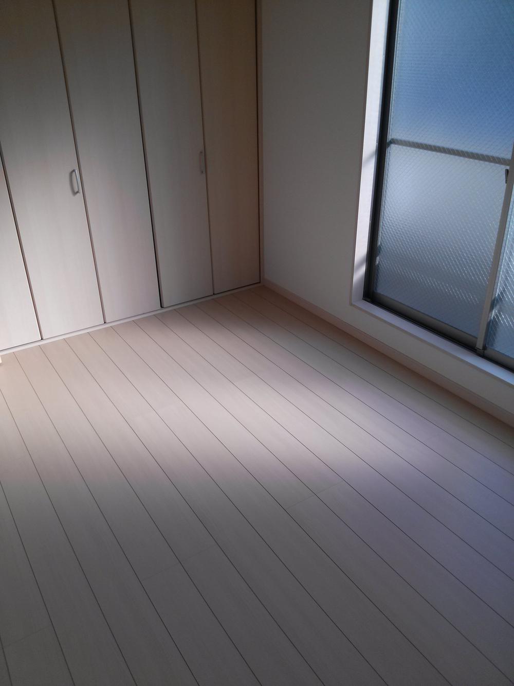 Non-living room. Indoor (11 May 2013) shooting, "the third floor south Western-style"