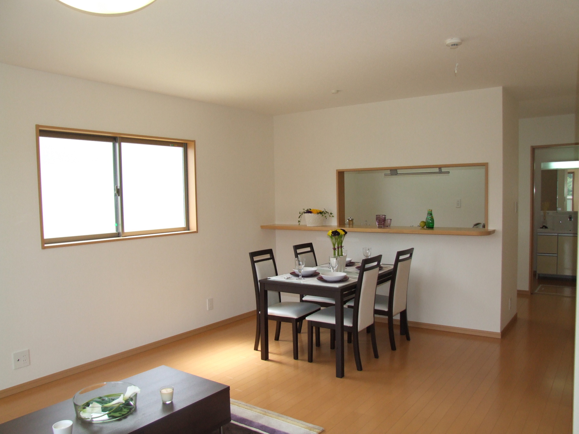 Building plan example (introspection photo). Spacious LDK is bathed in the light of the sun from the large windows, Bright and airy. The kitchen can make a meal with the family and the conversation because it became a face-to-face. Building plan example (No. 4 place) building price 15.5 million yen, Building area 95.58 sq m