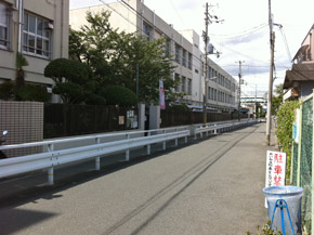 Primary school. Uriwari themselves learn to 1545m educational goals to elementary school, Support each other mutually recognized each other, It has set that grow spiritually rich burly child