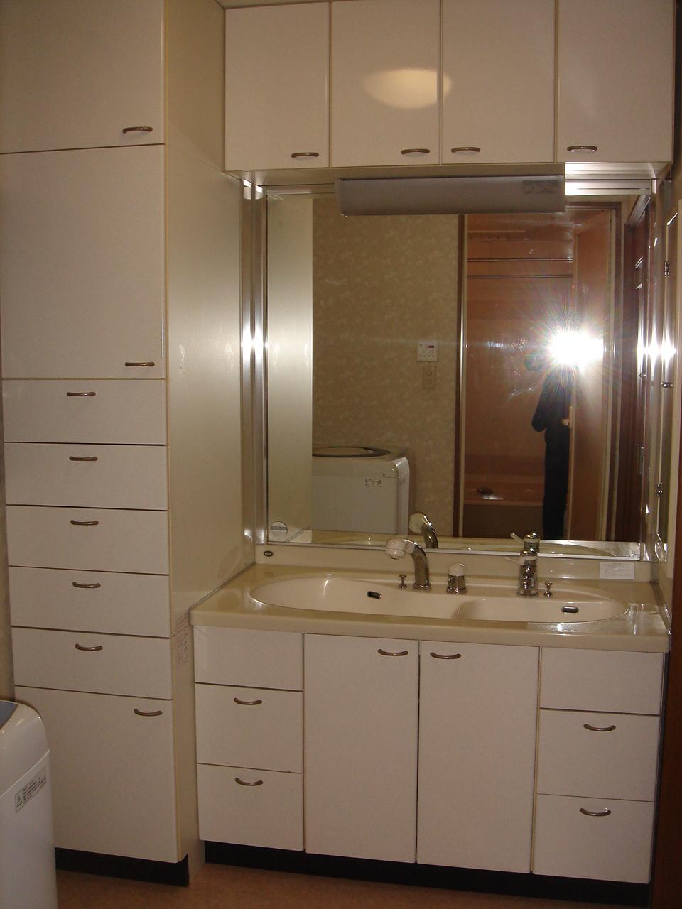 Wash basin, toilet. Indoor (12 May 2013) Shooting