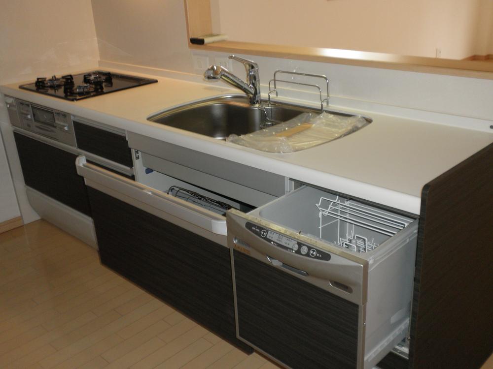 Kitchen. With dishwasher! ! 