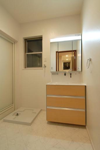 Wash basin, toilet. Image Photos