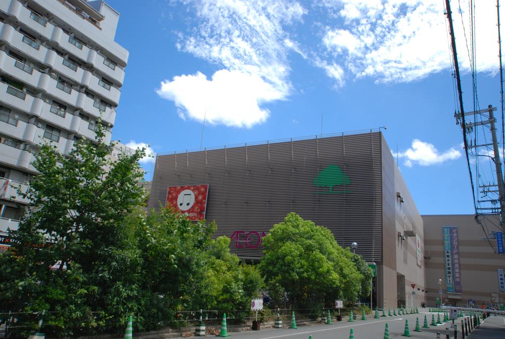 Shopping centre. 600m until ion