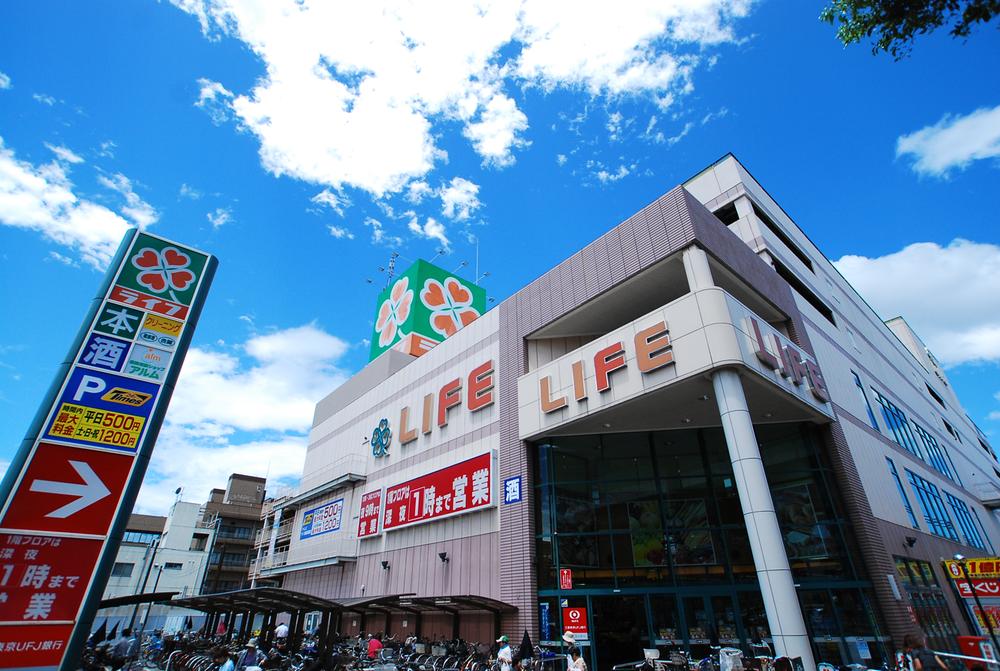 Shopping centre. Until Life 240m