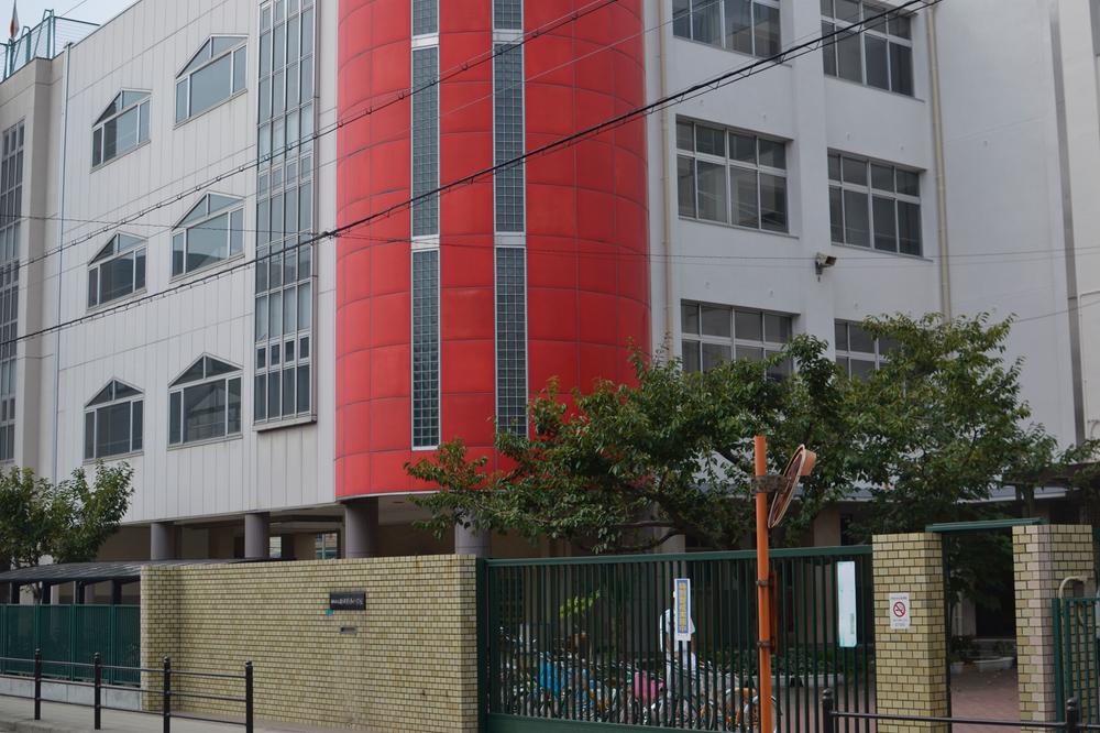 Primary school. New Plain Western 350m walk about 4 minutes until the elementary school. Mutually recognized each other's differences, Nuku Yari well thought, We have set the goal to grow spiritually rich child. It sounds a cheerful voice of children in the schoolyard.