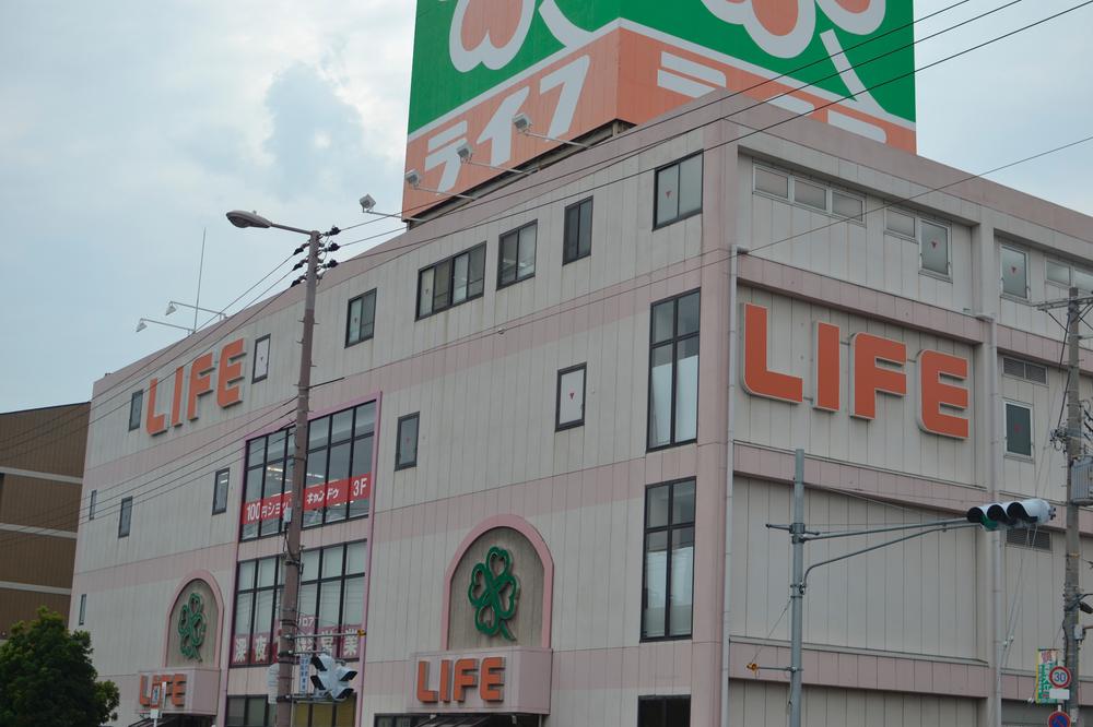 Supermarket. life About 9 minutes 700m walk from the plains Nishiwaki shop. The first floor of the fresh food is an amazing open until 24:00! Second floor of clothing ・ Houseware, 100 yen shop of the third floor also love till 21.  [business hours] 9:30 ~ 24:00