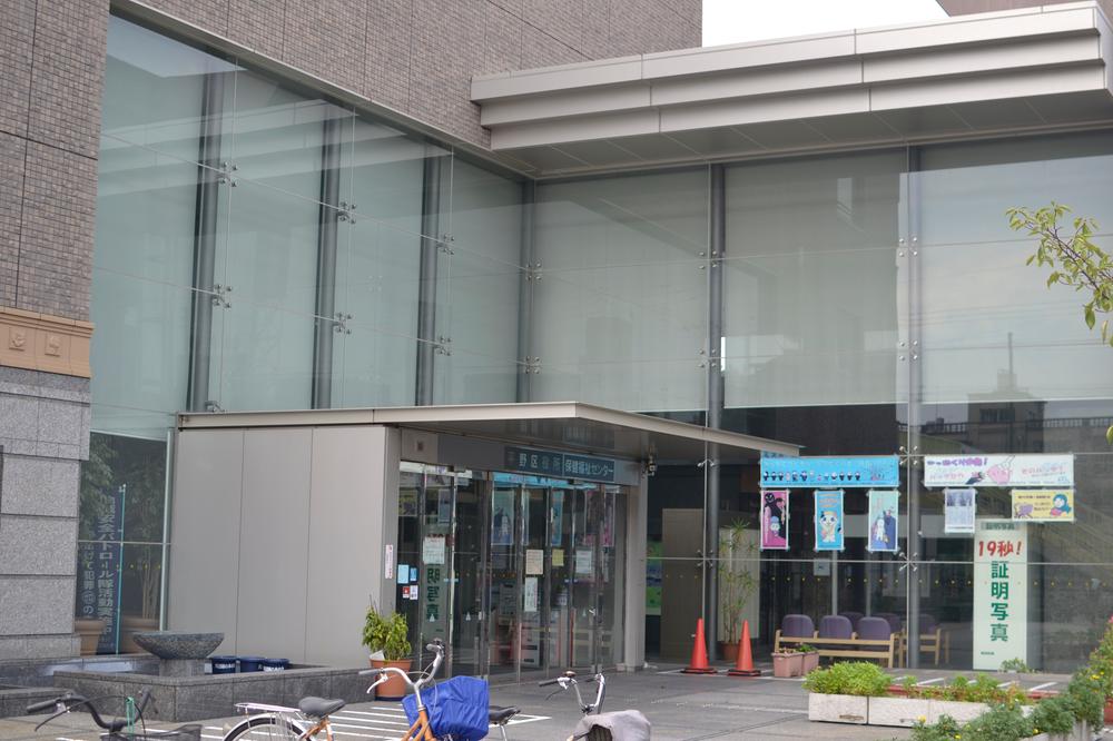 Government office. About 4 minutes 350m walk from the plains ward office. Ward necessary various procedures and it is this closeness, It is convenient and easy to go out together can have small children.