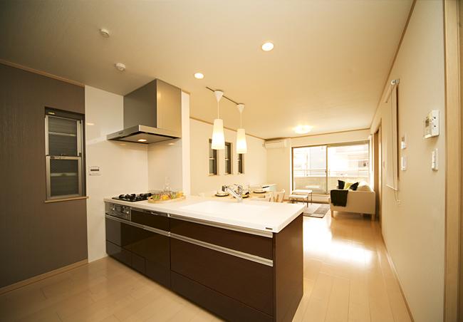 Building plan example (introspection photo). Counter kitchen open the face of the family can be seen. Since also been tightly secured storage space, The kitchen is always clean! Is fun as a space every day of cooking.