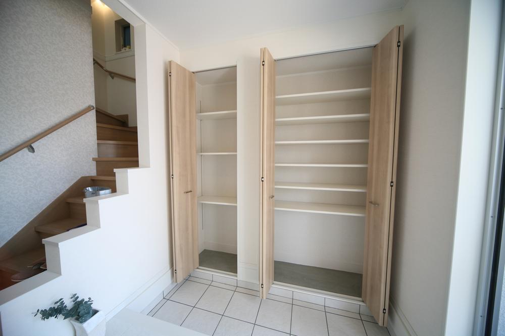 Building plan example (introspection photo). Also very happy mom to the capacity of the shoes cloak. Things overflows tend entrance, You can keep at any time clean. Rest assured that large boots can also be accommodated!