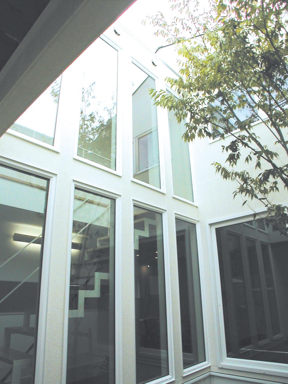 Building plan example (introspection photo). In the courtyard, It is try to grow ornamental plants in the family? , Air will change. Wind ・ light ・ You can feel the green, The refreshing house.