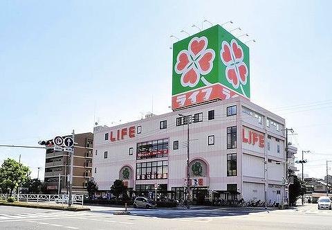 Supermarket. Until Life plains Nishiwaki store lined 503m bargain. Trying to use every day of shopping.
