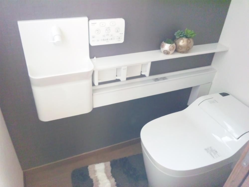 Toilet with Panasonic automatic cleaning function Ara Uno troublesome toilet cleaning much easier.. Panasonic automatic cleaning function toilet Ara Uno