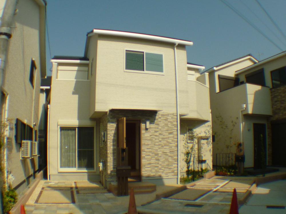 Local appearance photo. Model house 3LDK + garage with garage part of the south-facing also has a beautiful appearance and tiles affixed.