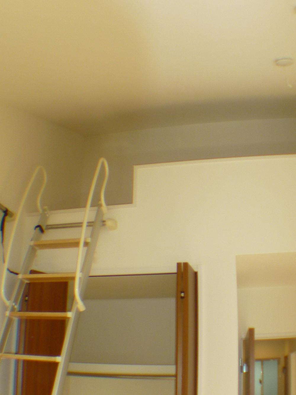 With loft with loft as a storage space, That amount, Since it is not necessary to put the luggage in the living space, The room is clean widely.. With loft