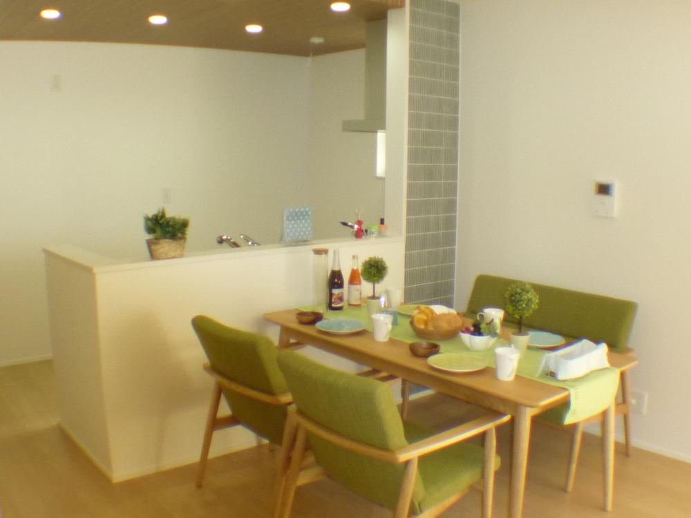 Easy to see in the living and dining, Especially face-to-face kitchen eye easily accessible in case of a small child has come