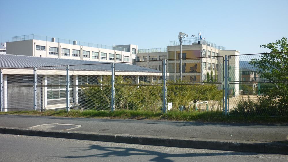 Primary school. 506m to riverside elementary school