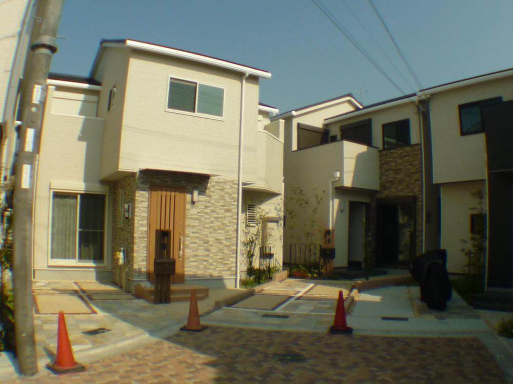 Local appearance photo. South-facing model house of, Since the high there is no building around it has become a well-ventilated well very sunny property.