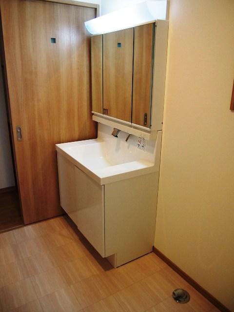 Wash basin, toilet. Wash