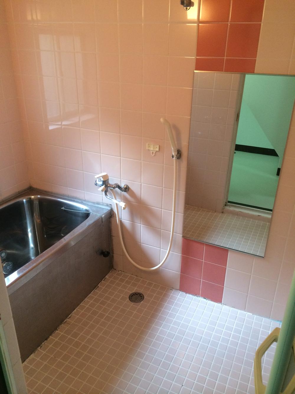 Bathroom. Indoor (01 May 2014) Shooting