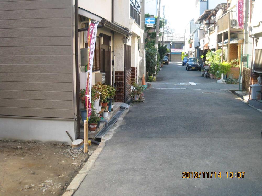 Local photos, including front road. About front road 4.6M. Garage a breeze