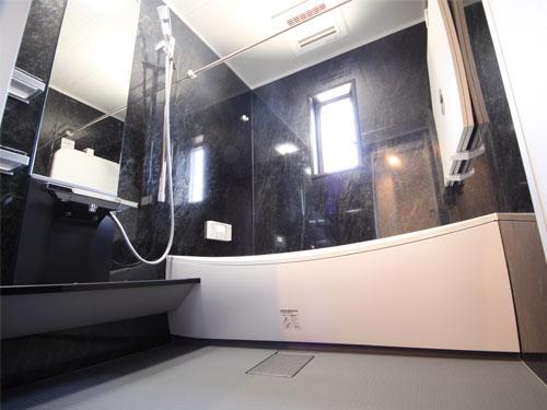 Bathroom. It is a luxury in the same specification four-sided decorative panel. You can choose from among the 36 patterns. Standard specification