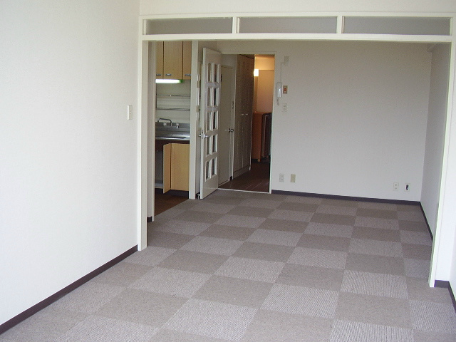 Living and room. Mailbox