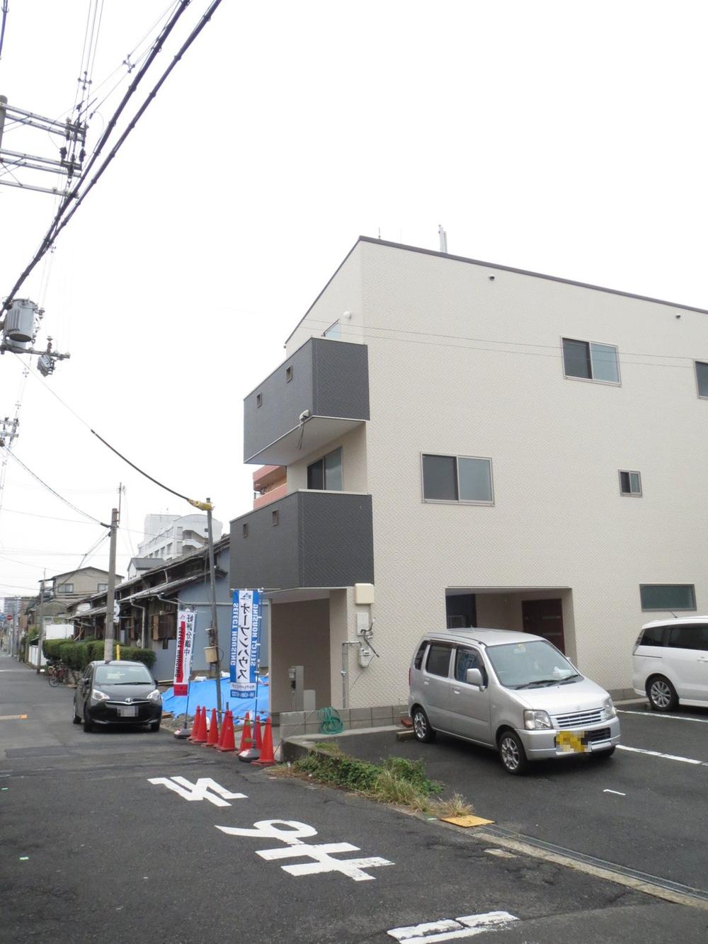 Local photos, including front road. 2013 October local photo