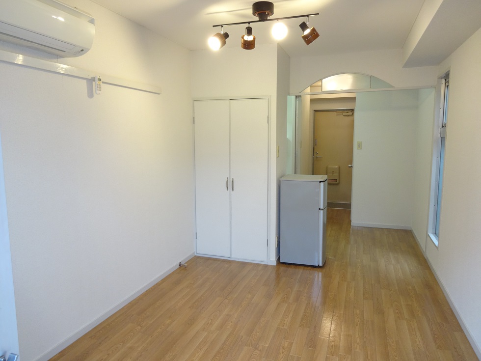 Living and room. Western-style as seen from the veranda side