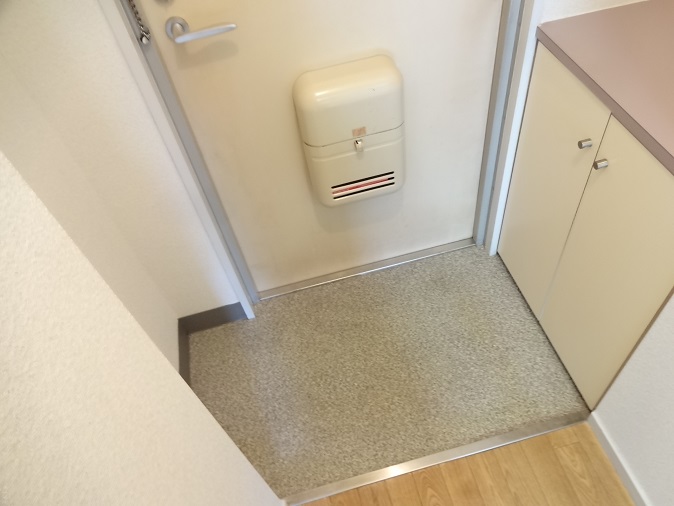 Entrance. Entrance with a shoebox