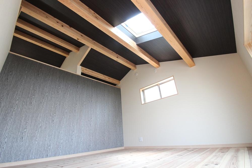 Non-living room. Top-floor room. We can experience the feeling of opening with a gradient ceiling. But, It's very calm.