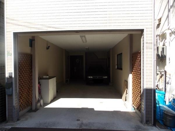 Parking lot. Convenient parking space two possible even when the visitor