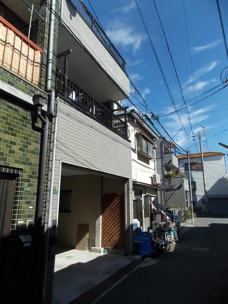 Local photos, including front road. There are three places park and nursery within a 10-minute walk