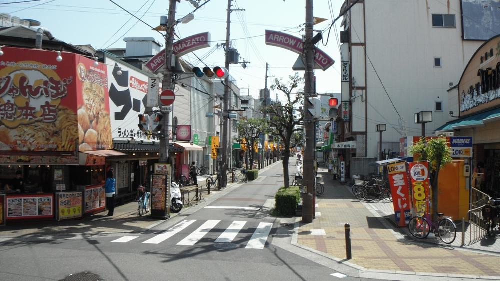 Shopping centre. It aligns anything in the 80m mall until Kintetsu Imazato Station shopping district.
