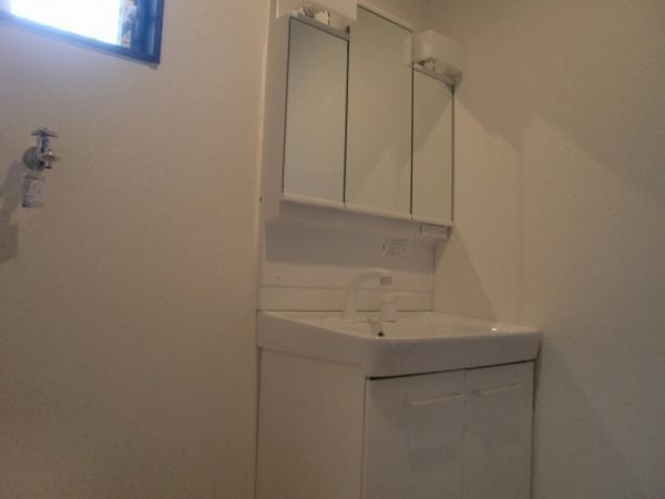 Wash basin, toilet. Wash